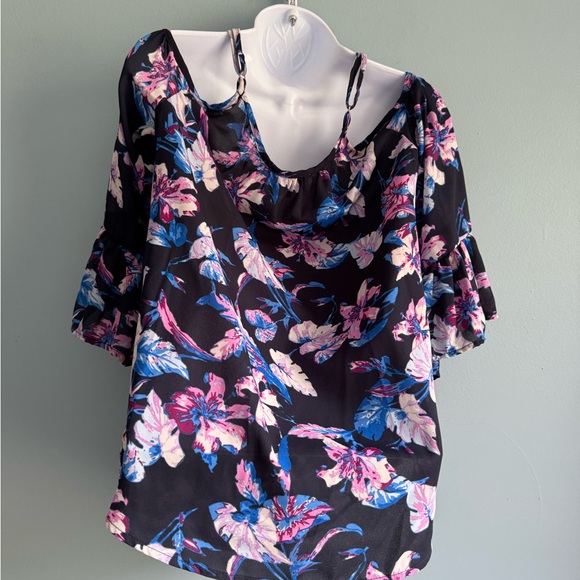 7 Sisters Bell Sleeves Cold Shoulder Floral Top Black/Pink M - Picture 5 of 5